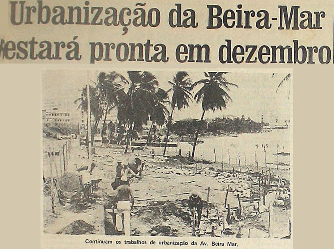 Operários cavando a areia entre estacas e coqueiros na Avenida Beira-Mar, com prédios ao fundo, sob o título 'Urbanização da Beira-Mar estará pronta em dezembro