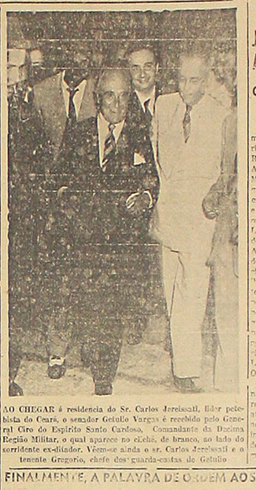 Foto de Getúlio Vargas chegando, cercado de homens de terno, à casa de Carlos Jereissati, com a legenda impressa que identifica o general Ciro do Espírito Santo