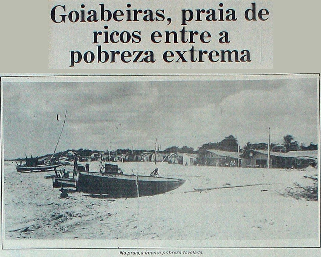 Barcos de pesca na areia da praia das Goiabeiras e uma fileira de casas simples ao fundo, sob a manchete 'Goiabeiras, praia de ricos entre a pobreza extrema'.