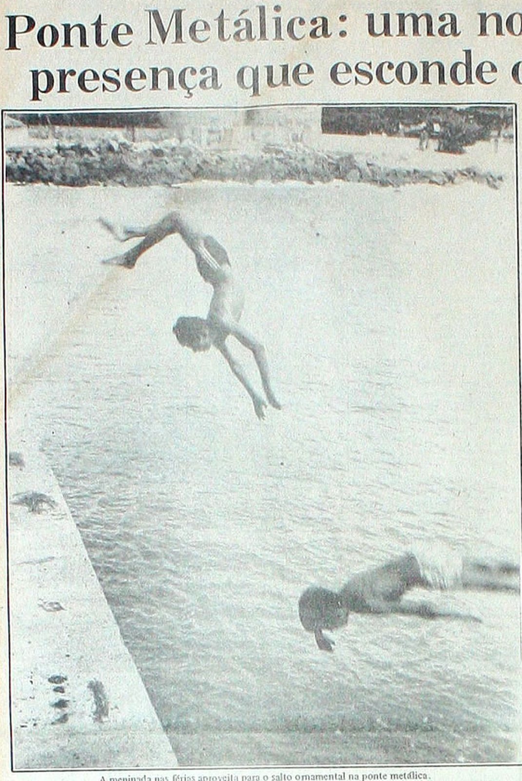 Meninos saltam da Ponte Metálica, na foto que abre a reportagem de 29 de julho de 1982