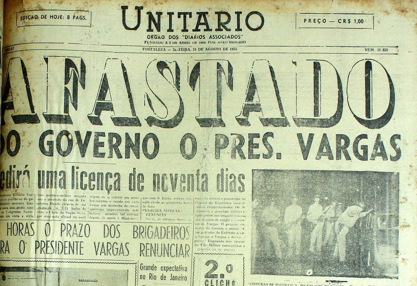 Alto da capa do Unitário de 24 de agosto de 1954, com a foto do cordão de segurança diante do Catete